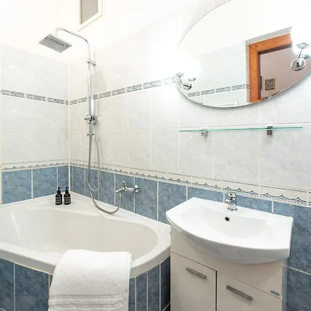 Three Bedroom Near Riegrovy Sady Prag