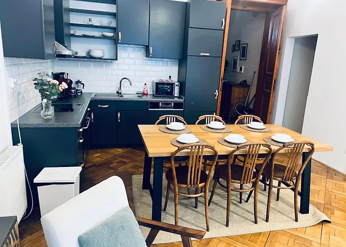 Three Bedroom Near Riegrovy Sady Прага