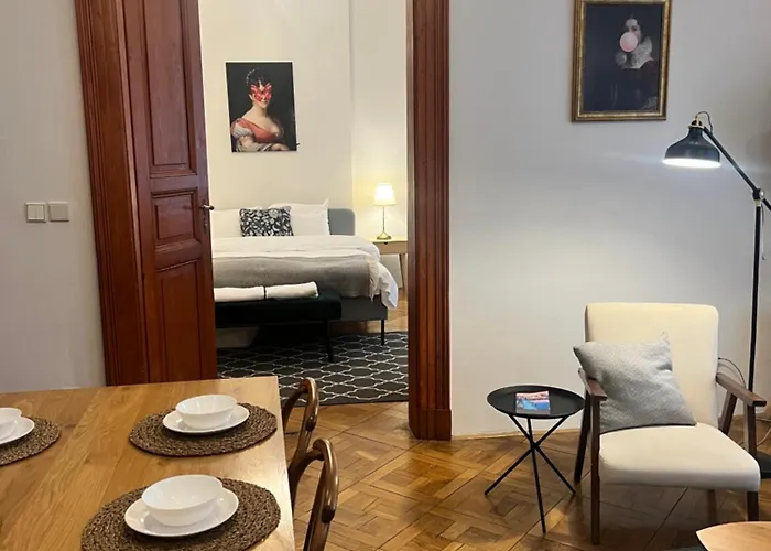 Апартаменты Three Bedroom Near Riegrovy Sady