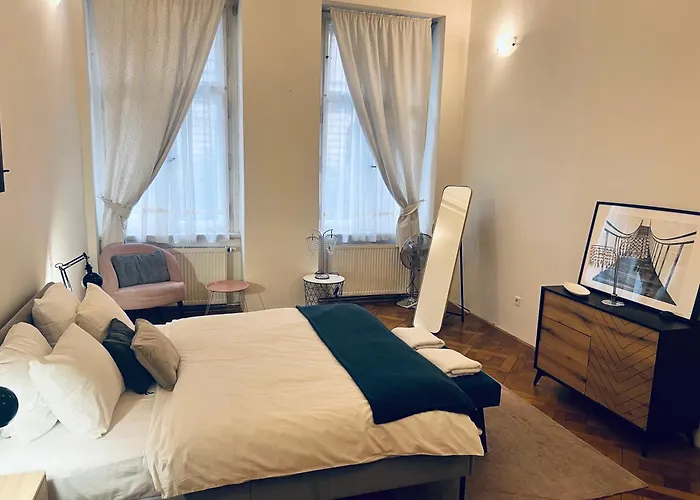 Three Bedroom Near Riegrovy Sady *