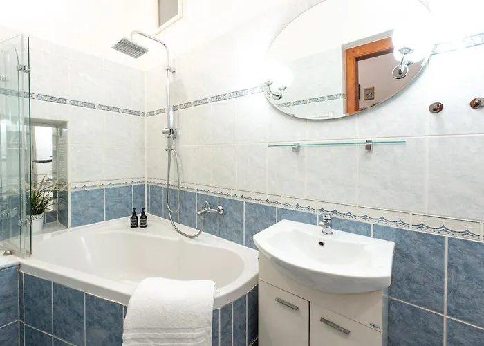 Three Bedroom Near Riegrovy Sady Praga
