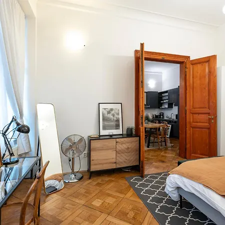 Three Bedroom Near Riegrovy Sady شقة *