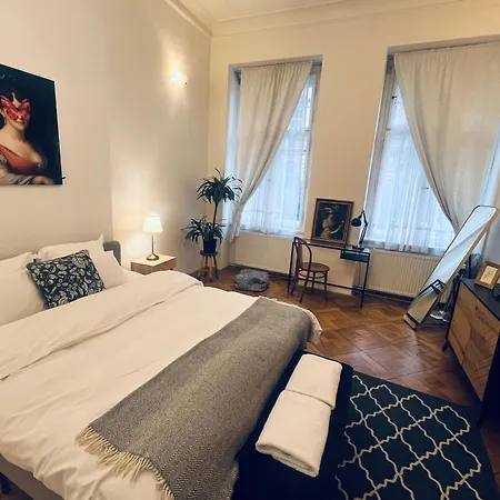 Three Bedroom Near Riegrovy Sady *