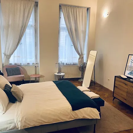 Three Bedroom Near Riegrovy Sady *