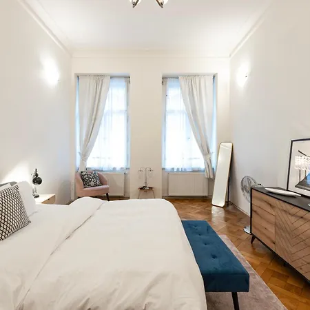 Three Bedroom Near Riegrovy Sady * براغ