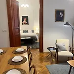 アパート Three Bedroom Near Riegrovy Sady